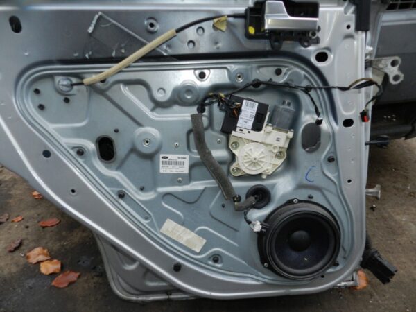 151. 2008 FORD FOCUS MK2 TITANIUM. PASSENGER SIDE REAR DOOR IN SILVER RUSTED - Image 4