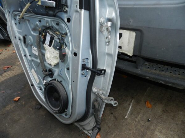 151. 2008 FORD FOCUS MK2 TITANIUM. PASSENGER SIDE REAR DOOR IN SILVER RUSTED - Image 9