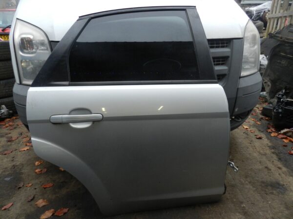 151. 2008 FORD FOCUS MK2 TITANIUM. DRIVER SIDE REAR DOOR IN SILVER