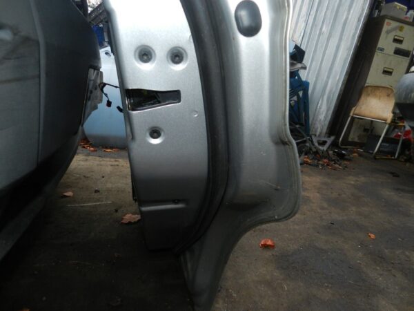 151. 2008 FORD FOCUS MK2 TITANIUM. DRIVER SIDE REAR DOOR IN SILVER - Image 3