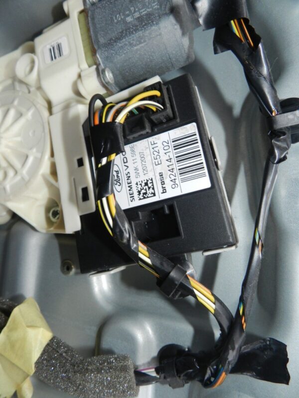 151. 2008 FORD FOCUS MK2 TITANIUM. DRIVER SIDE REAR DOOR IN SILVER - Image 7