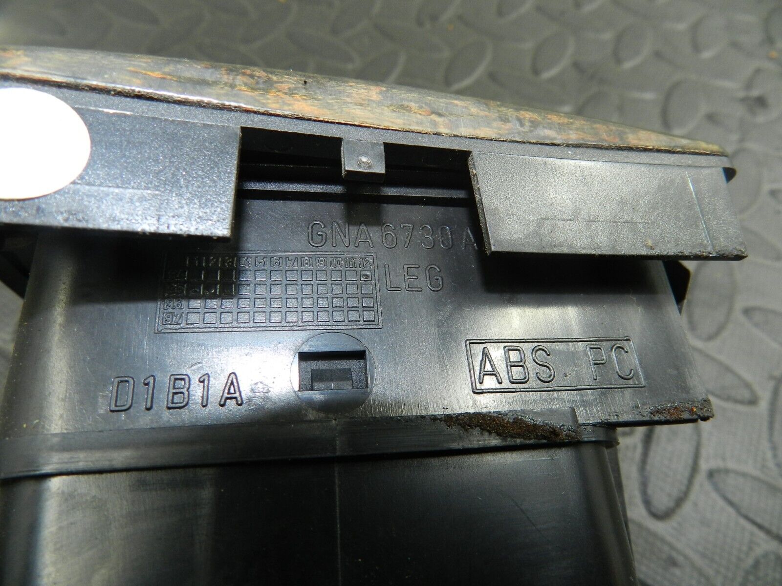 147. JAGUAR XJ6 XJ40. AIR VENT WOOD TRIM - Image 5