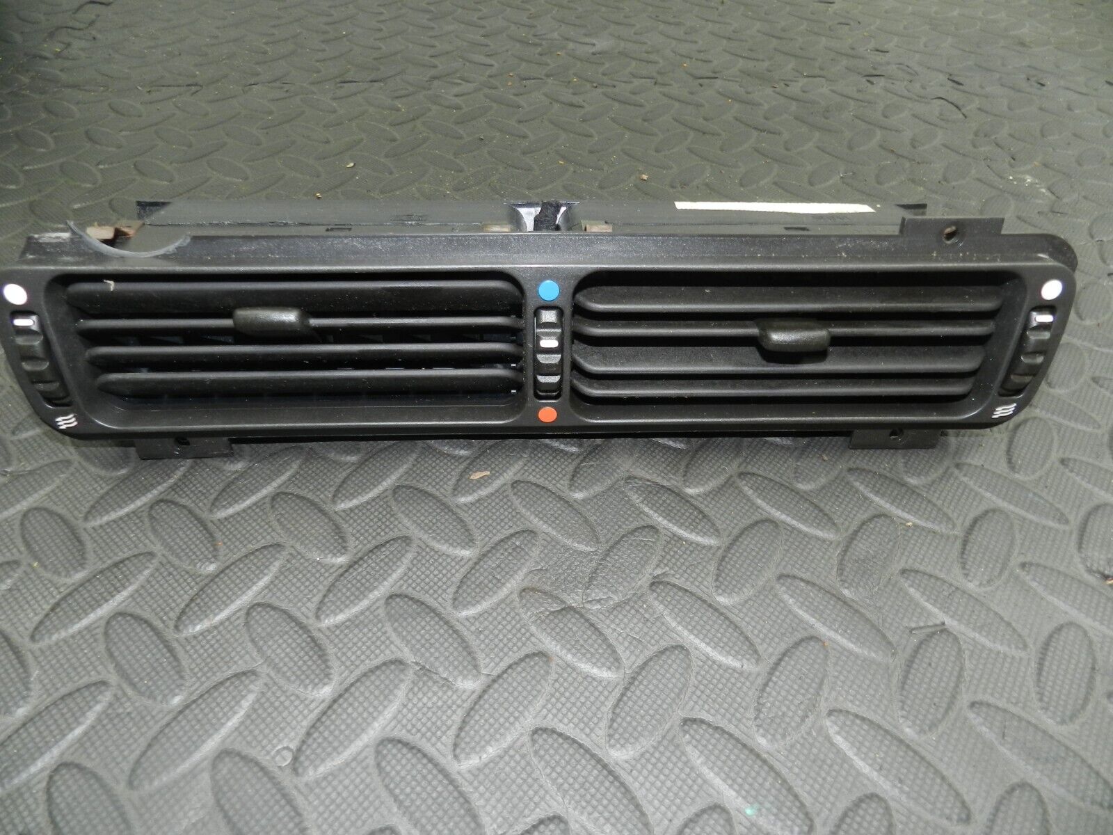 147. JAGUAR XJ6 XJ40. DOUBLE AIR BLOWER VENTS