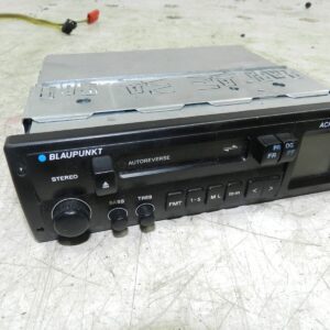 (141) MERCEDES E CLASS SALOON W210. BLAUPUNKT ACR4231 RADIO STEREO