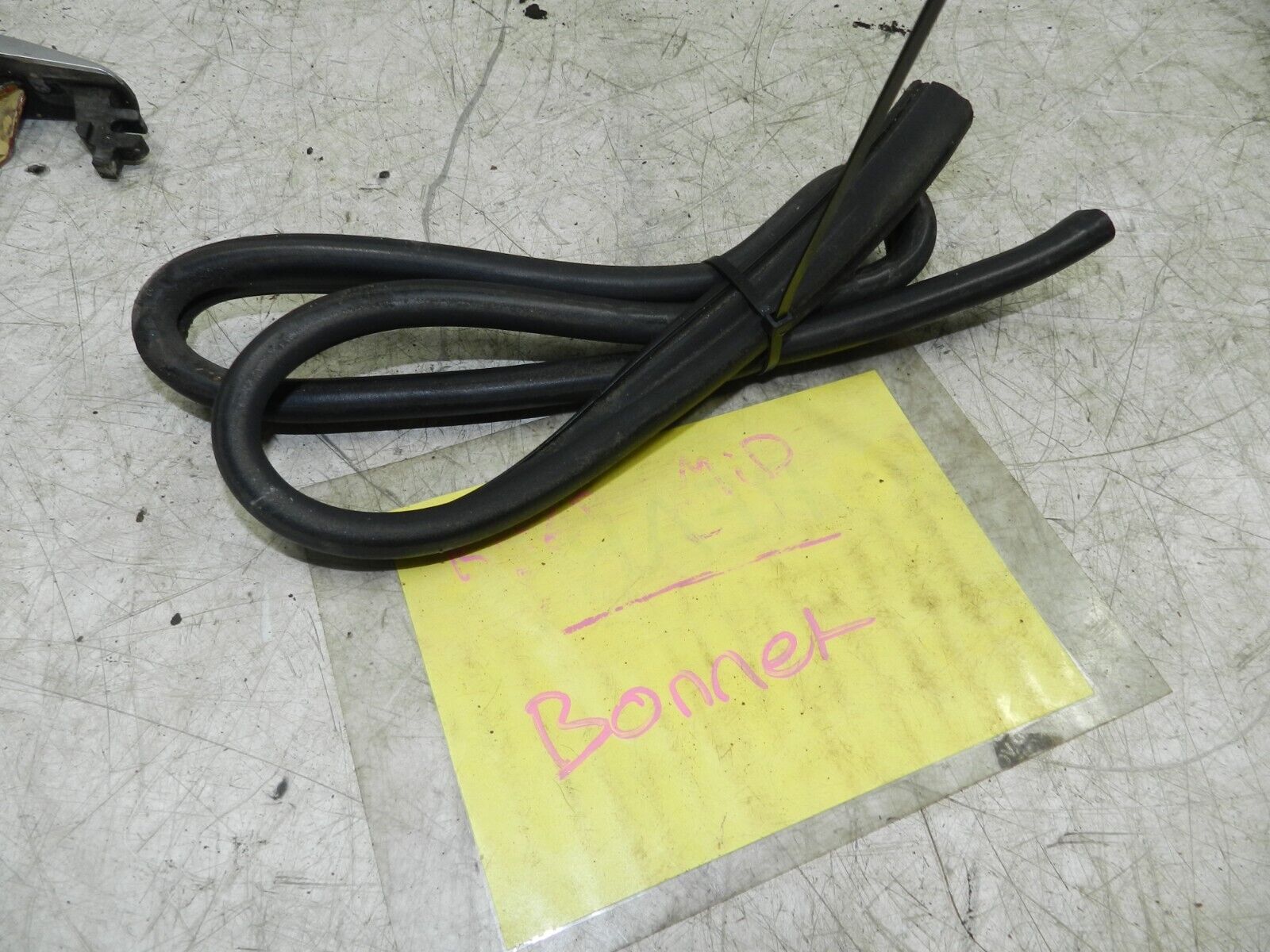 (141) MERCEDES E CLASS SALOON W210. BONNET RUBBER SEAL ENGINE BAY