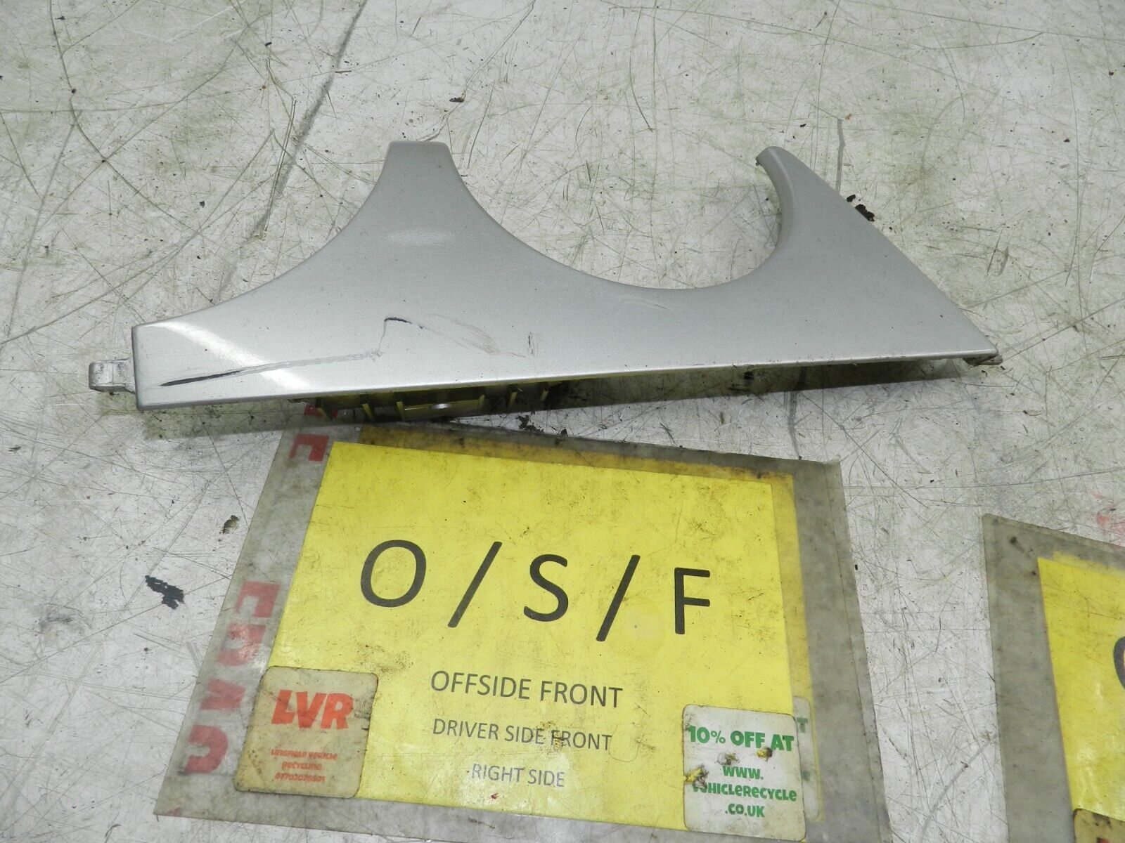 (141) MERCEDES E CLASS SALOON W210. DRIVER SIDE FRONT HEADLIGHT TRIM SILVER
