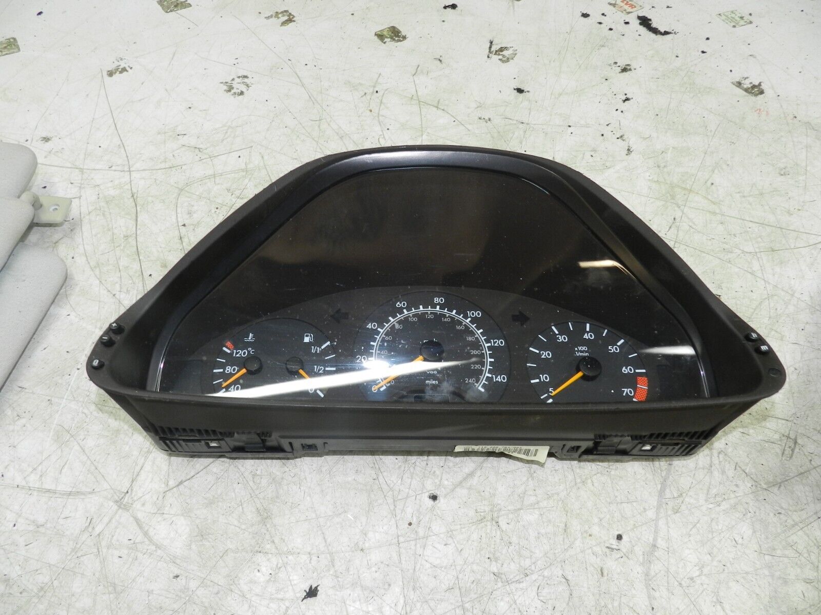 (141) MERCEDES E CLASS SALOON W210. SPEEDO SPEEDOMETER BONNET CLUSTER CLOCK