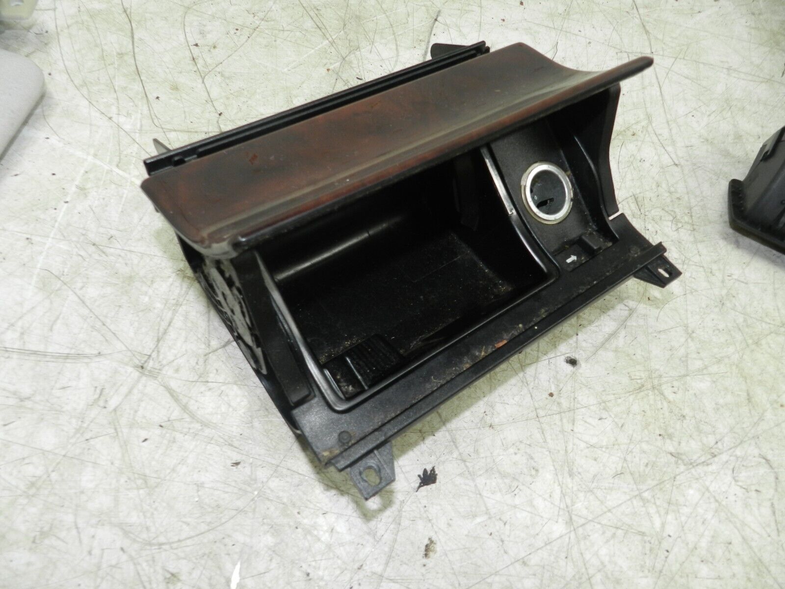 (141) MERCEDES E CLASS SALOON W210. WOOD TRIM ASH TRAY