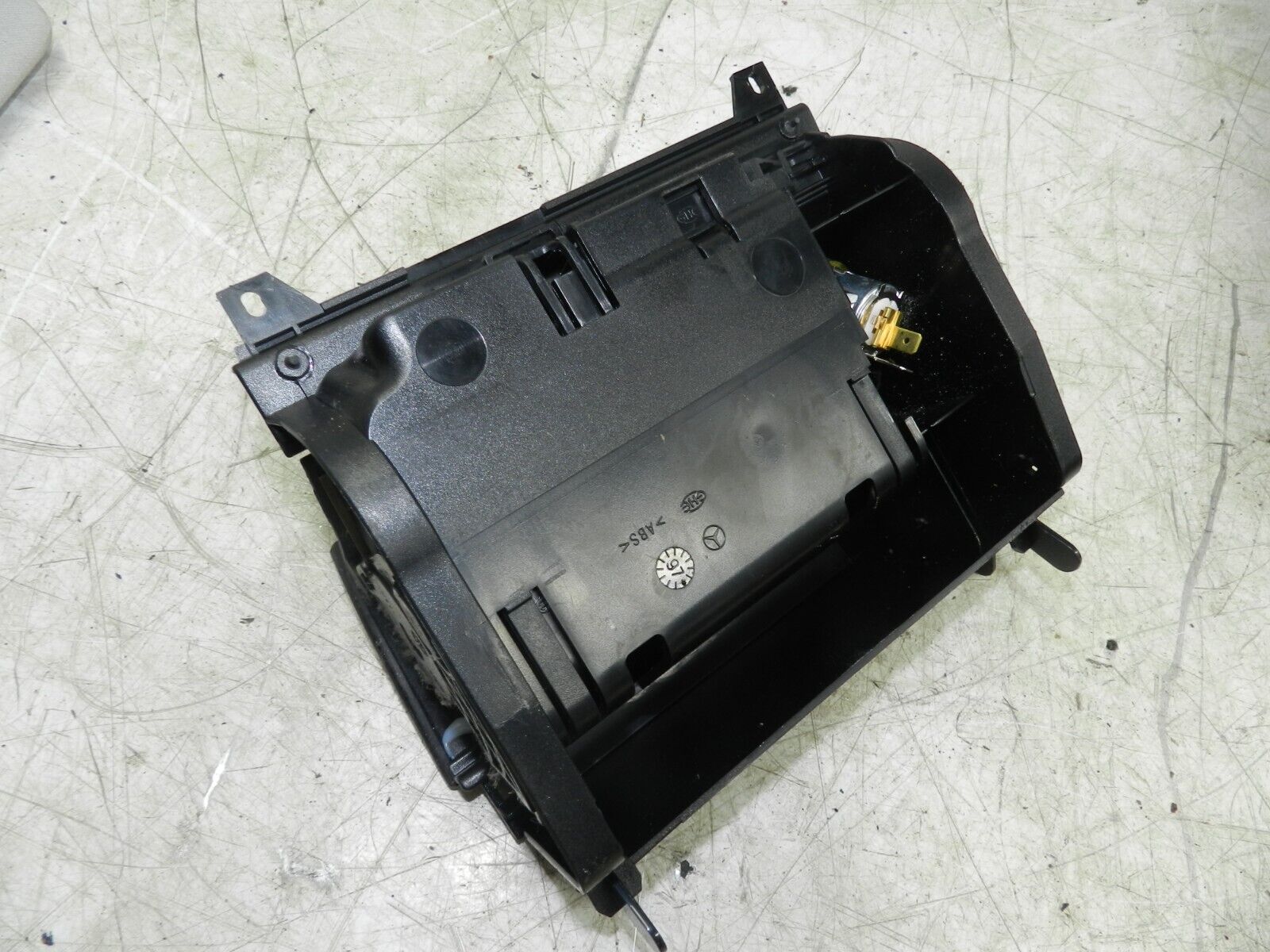 (141) MERCEDES E CLASS SALOON W210. WOOD TRIM ASH TRAY - Image 3