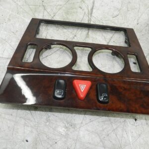 (141) MERCEDES E CLASS SALOON W210. WOOD TRIM CENTRE CONSOLE