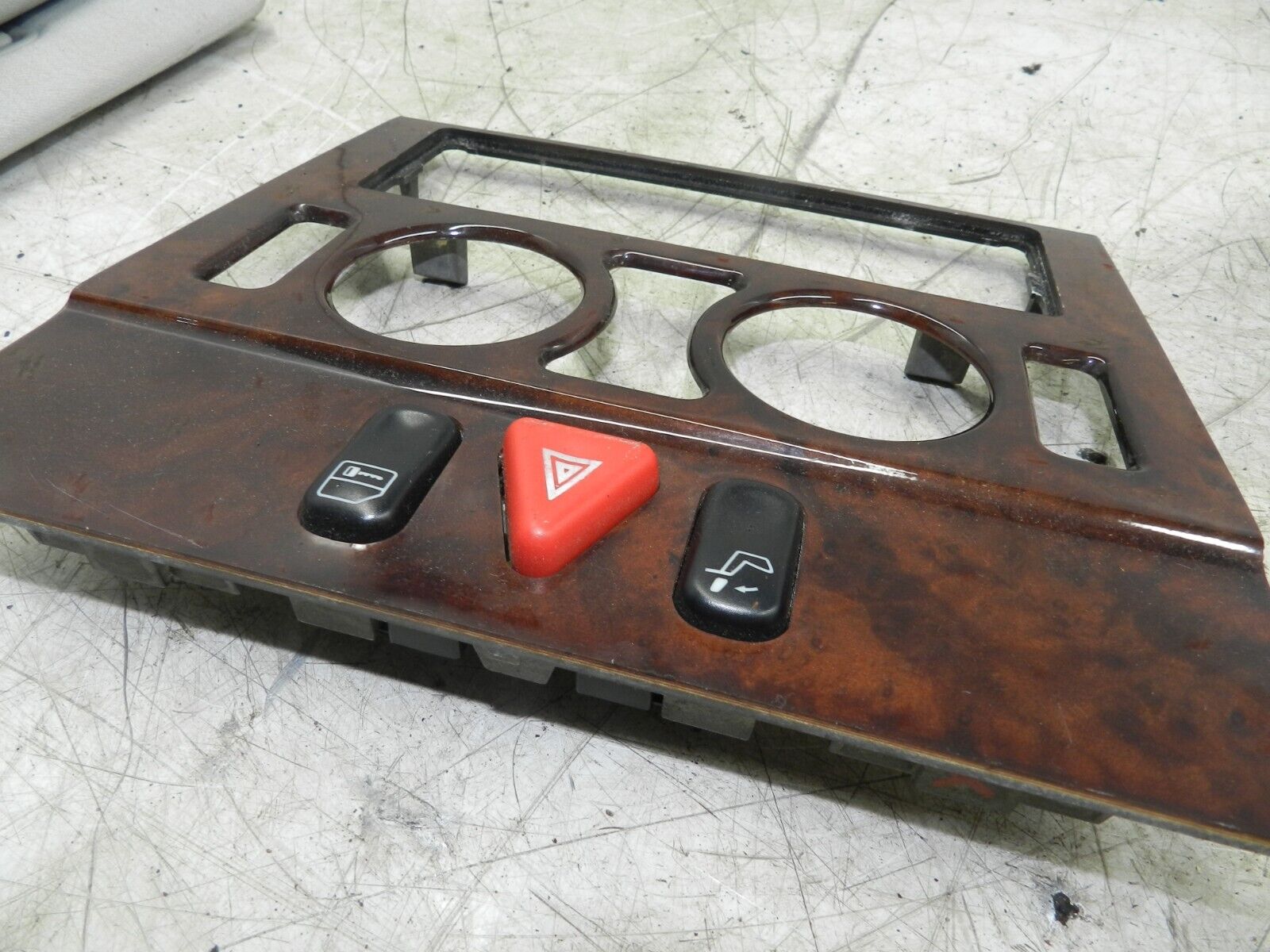 (141) MERCEDES E CLASS SALOON W210. WOOD TRIM CENTRE CONSOLE - Image 2