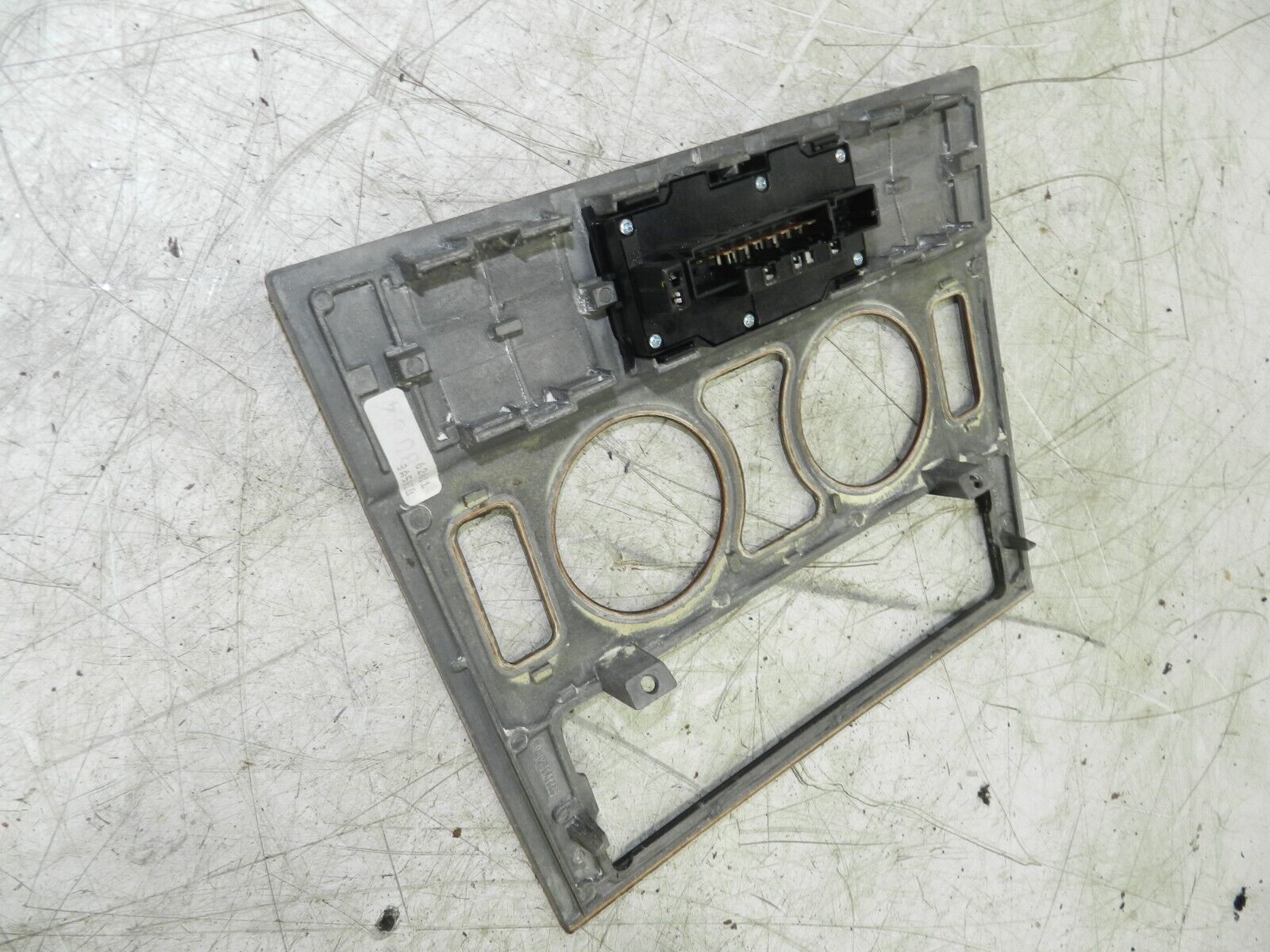 (141) MERCEDES E CLASS SALOON W210. WOOD TRIM CENTRE CONSOLE - Image 3