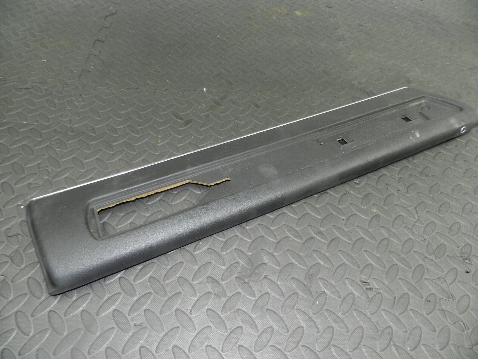 147. JAGUAR XJ6 XJ40. UPPER DOOR CARD TRIM