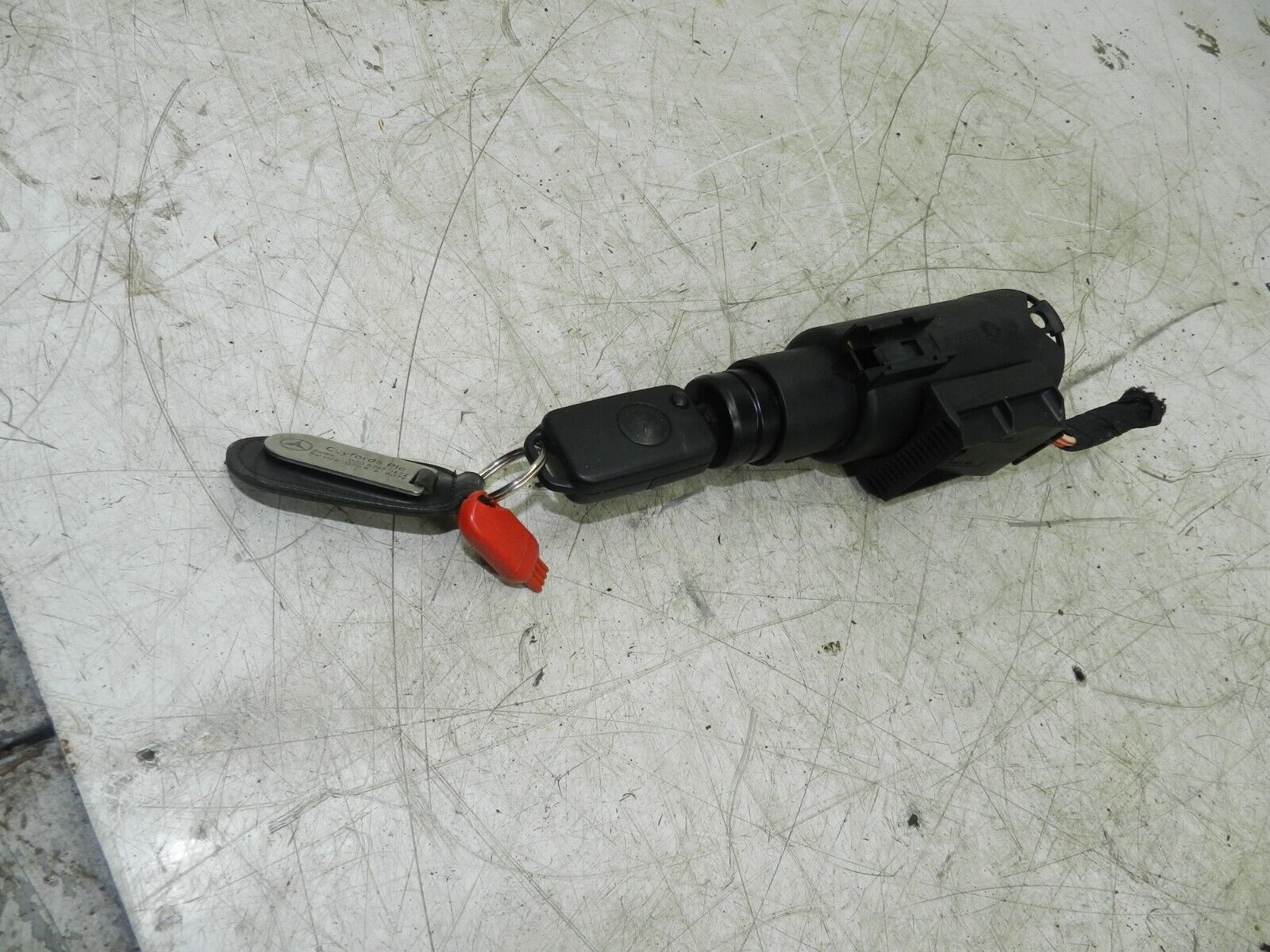 (141) MERCEDES E CLASS SALOON W210. IGNITION BARREL AND KEY