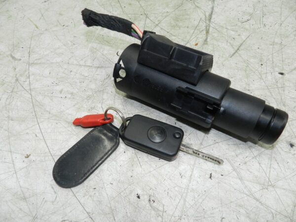 (141) MERCEDES E CLASS SALOON W210. IGNITION BARREL AND KEY - Image 2