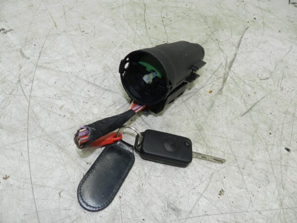 (141) MERCEDES E CLASS SALOON W210. IGNITION BARREL AND KEY - Image 3