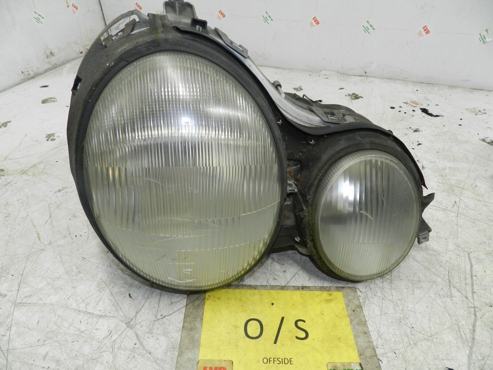 (141) MERCEDES E CLASS SALOON W210. DRIVER SIDE HEAD LIGHT