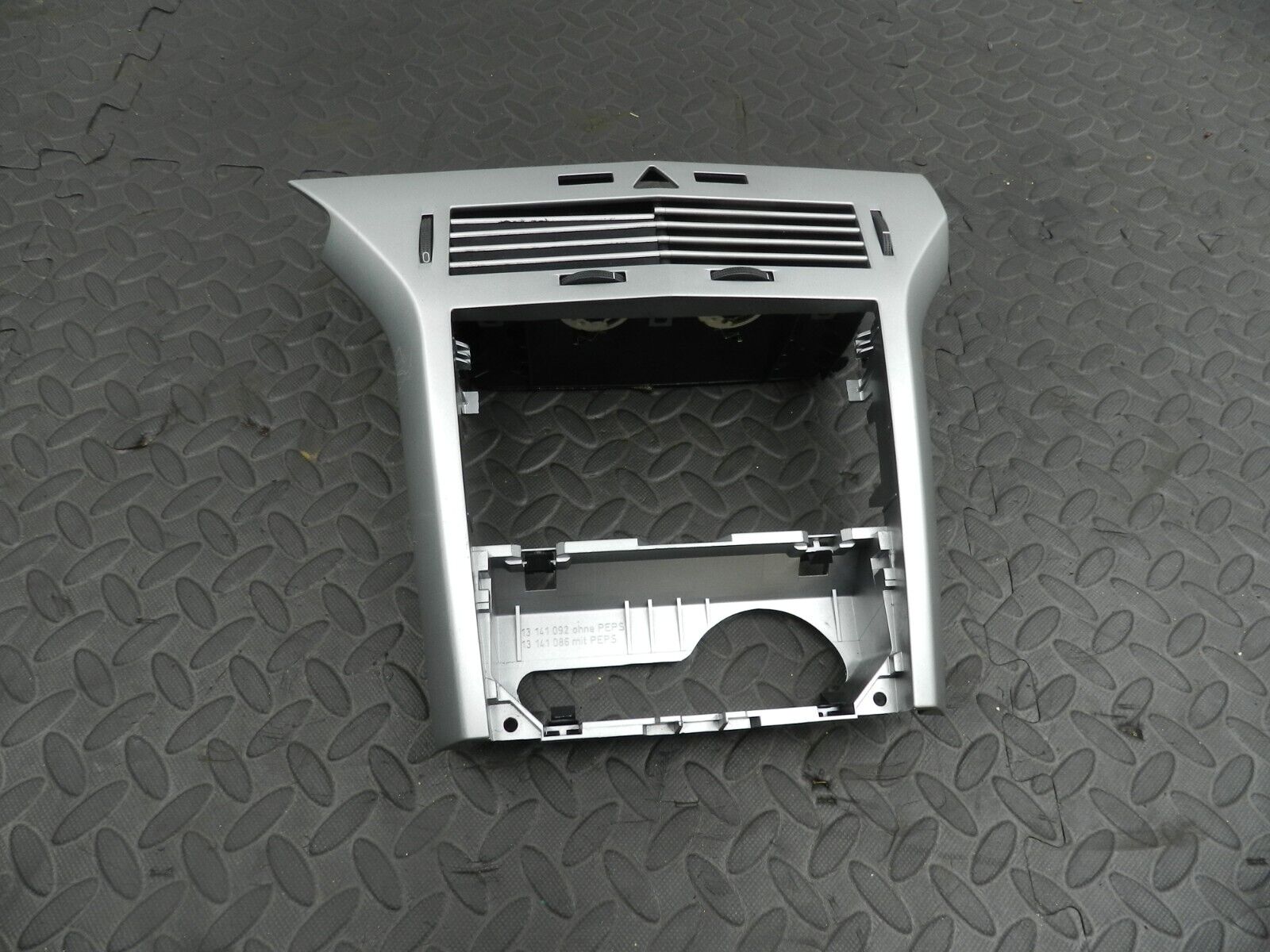 (144) 2009 VAUXHALL ASTRA H. CENTRE CONSOLE WITH VENTS