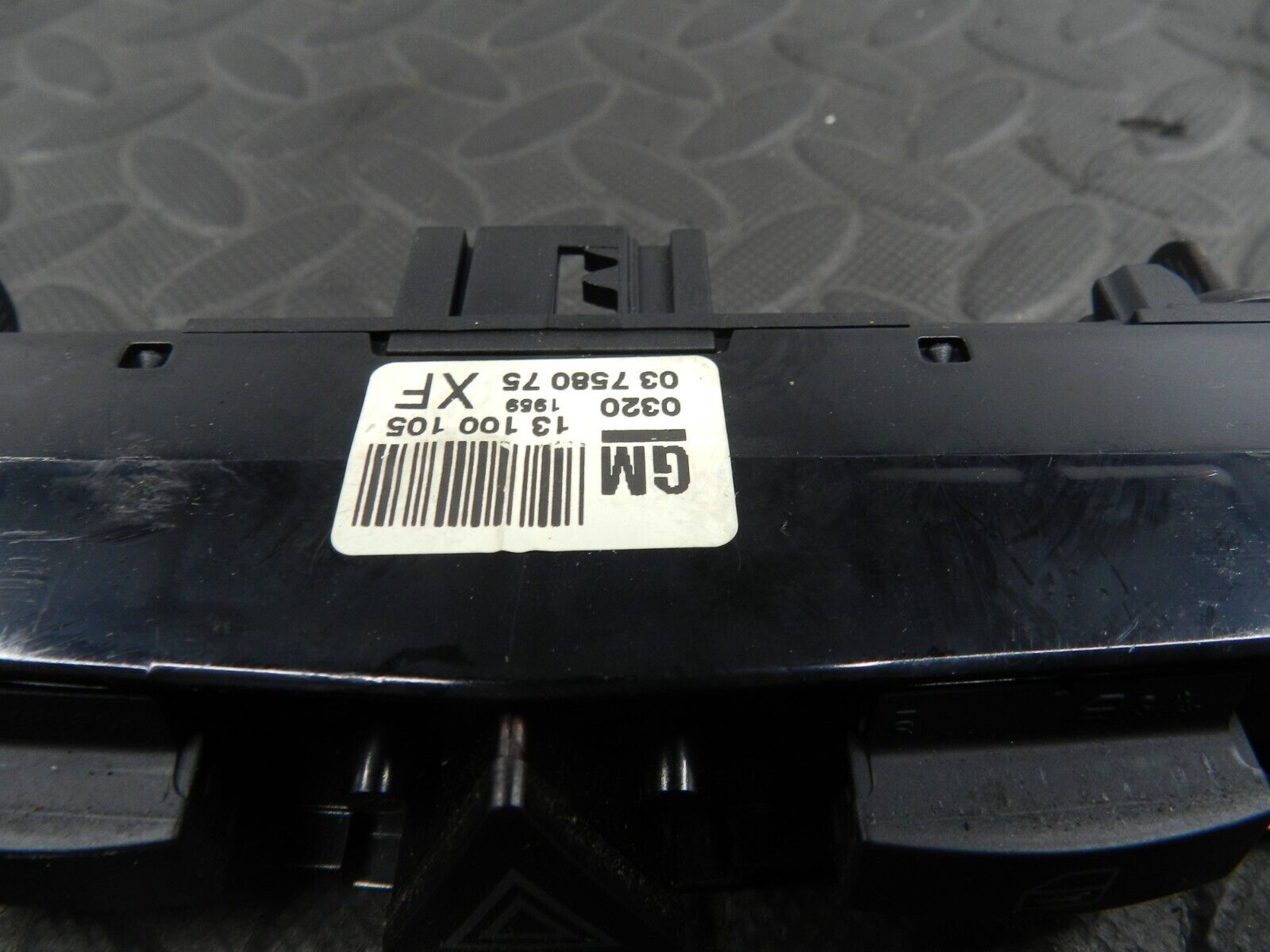 (144) 2009 VAUXHALL ASTRA H. HAZARD LOCKING SWITCH BUTTON - Image 2