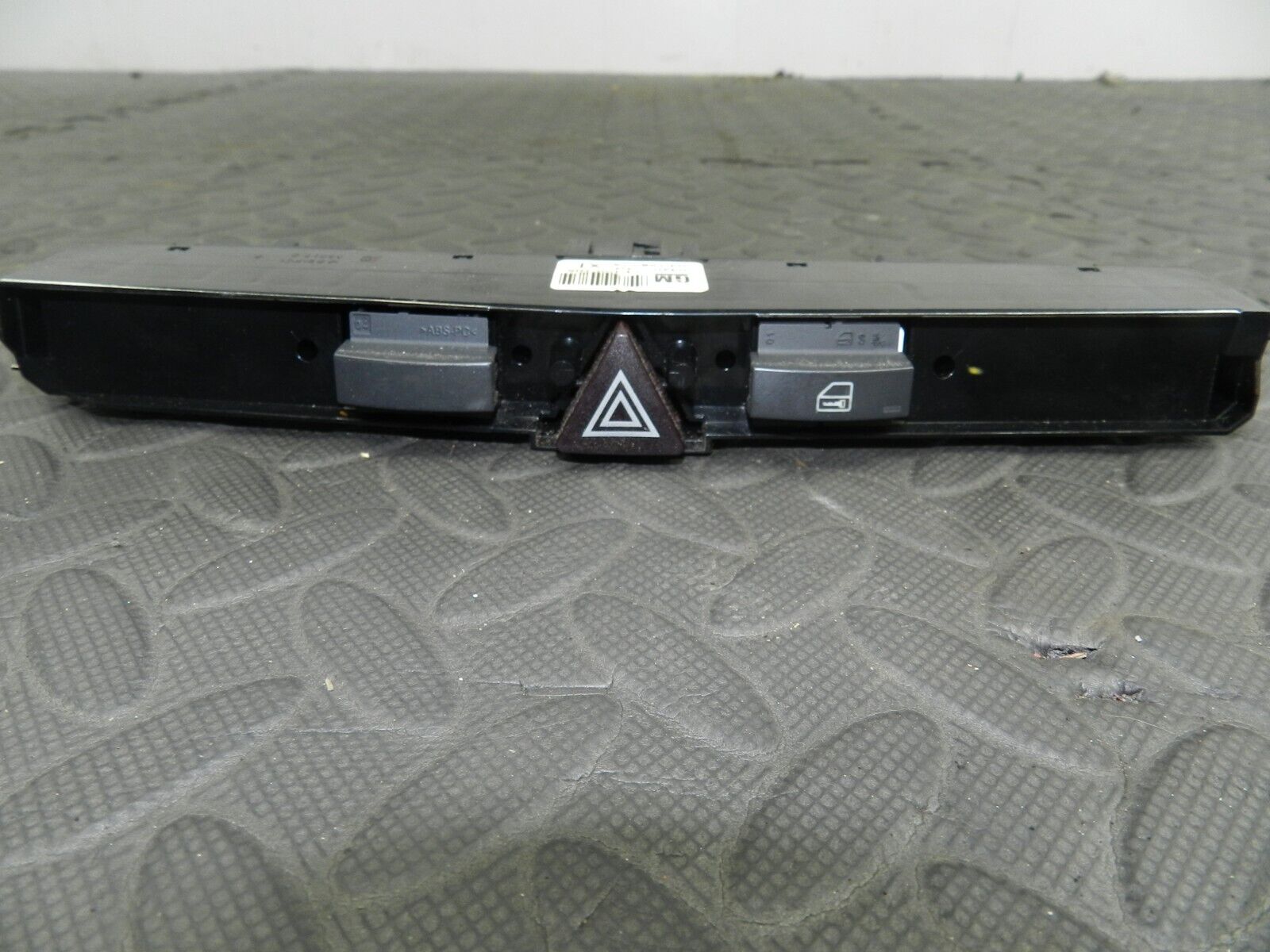 (144) 2009 VAUXHALL ASTRA H. HAZARD LOCKING SWITCH BUTTON - Image 3