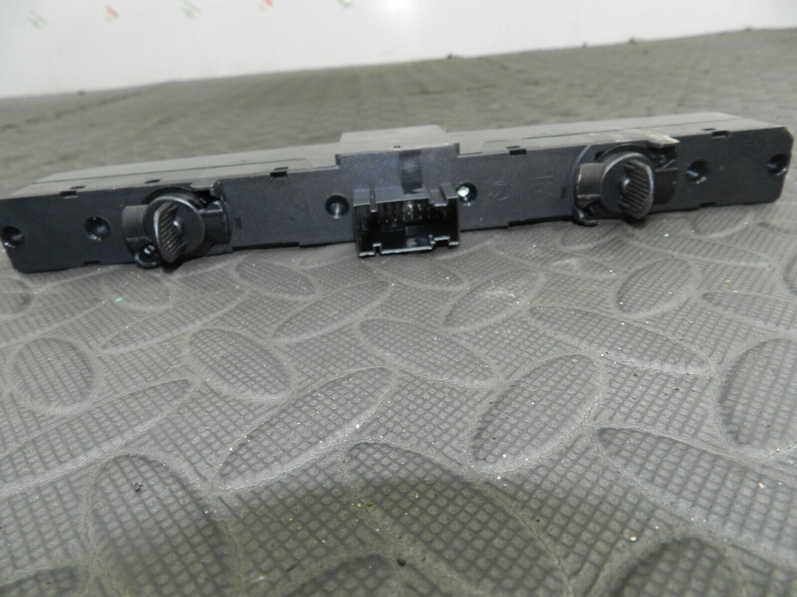 (144) 2009 VAUXHALL ASTRA H. HAZARD LOCKING SWITCH BUTTON - Image 5