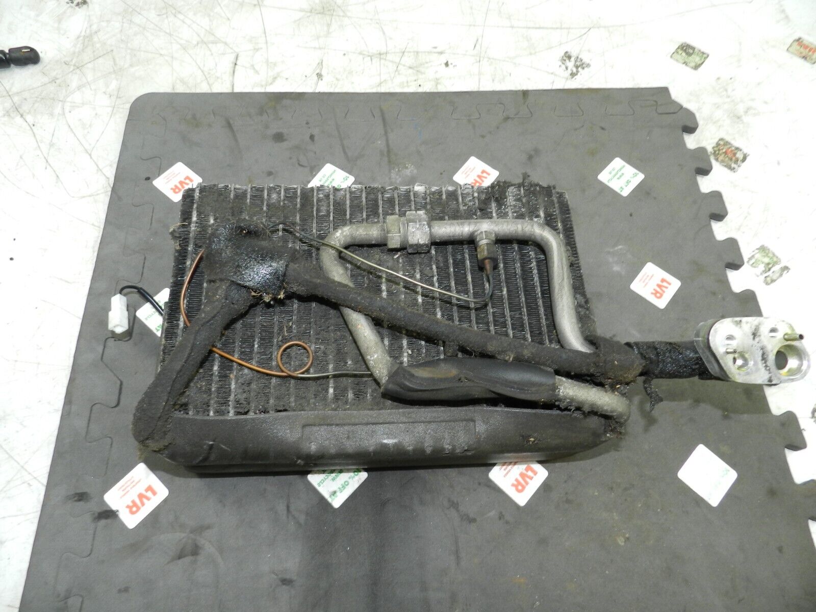 134. 1997-2002 JAGUAR XJ8. AIR CON MATRIX RADIATOR CORE