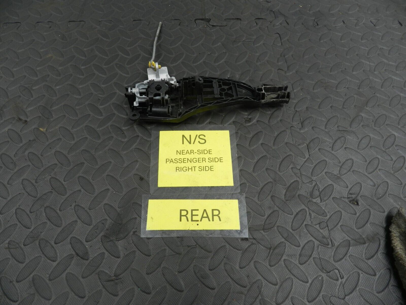 (144) 2009 VAUXHALL ASTRA H. PASSENGER SIDE REAR DOOR HANDLE FRAME