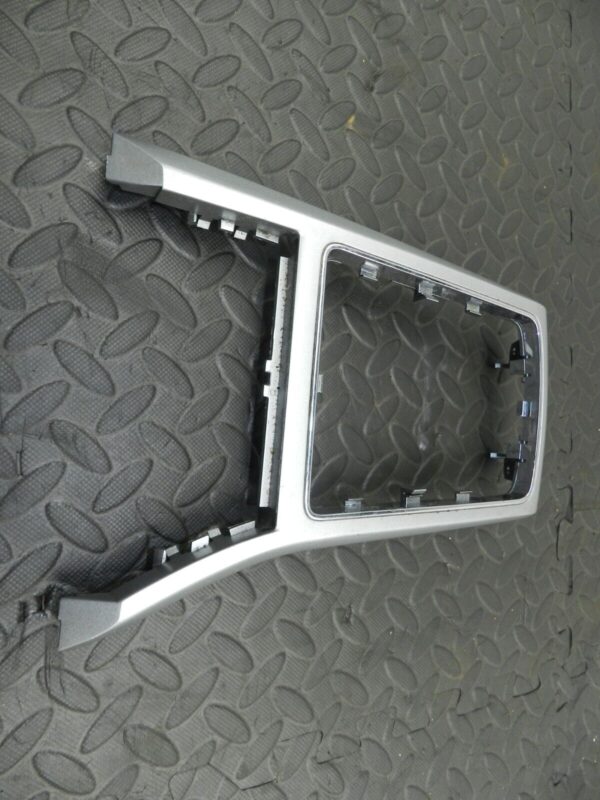 (144) 2009 VAUXHALL ASTRA H. CENTRE CONSOLE FRAME TRIM