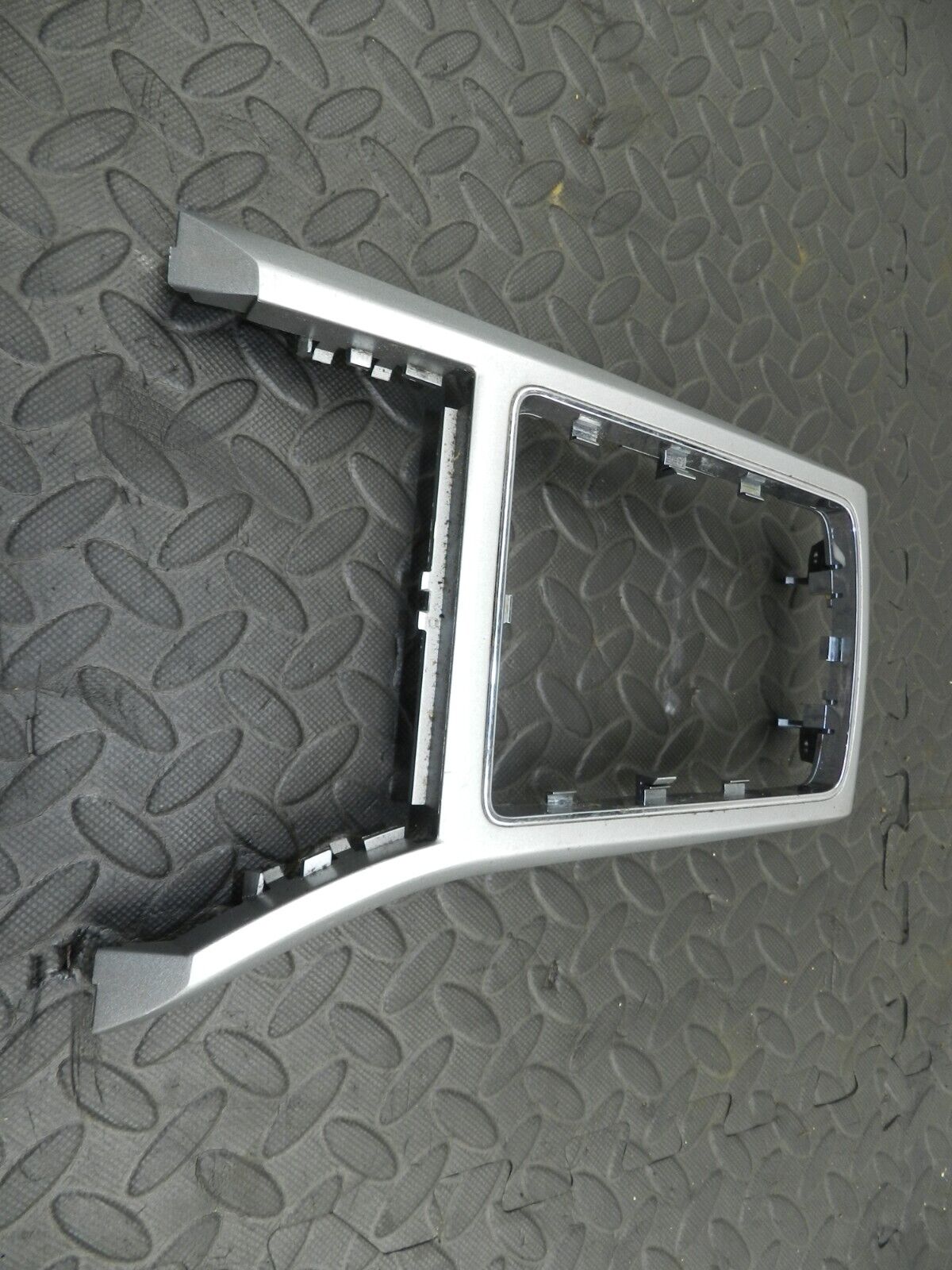(144) 2009 VAUXHALL ASTRA H. CENTRE CONSOLE FRAME TRIM