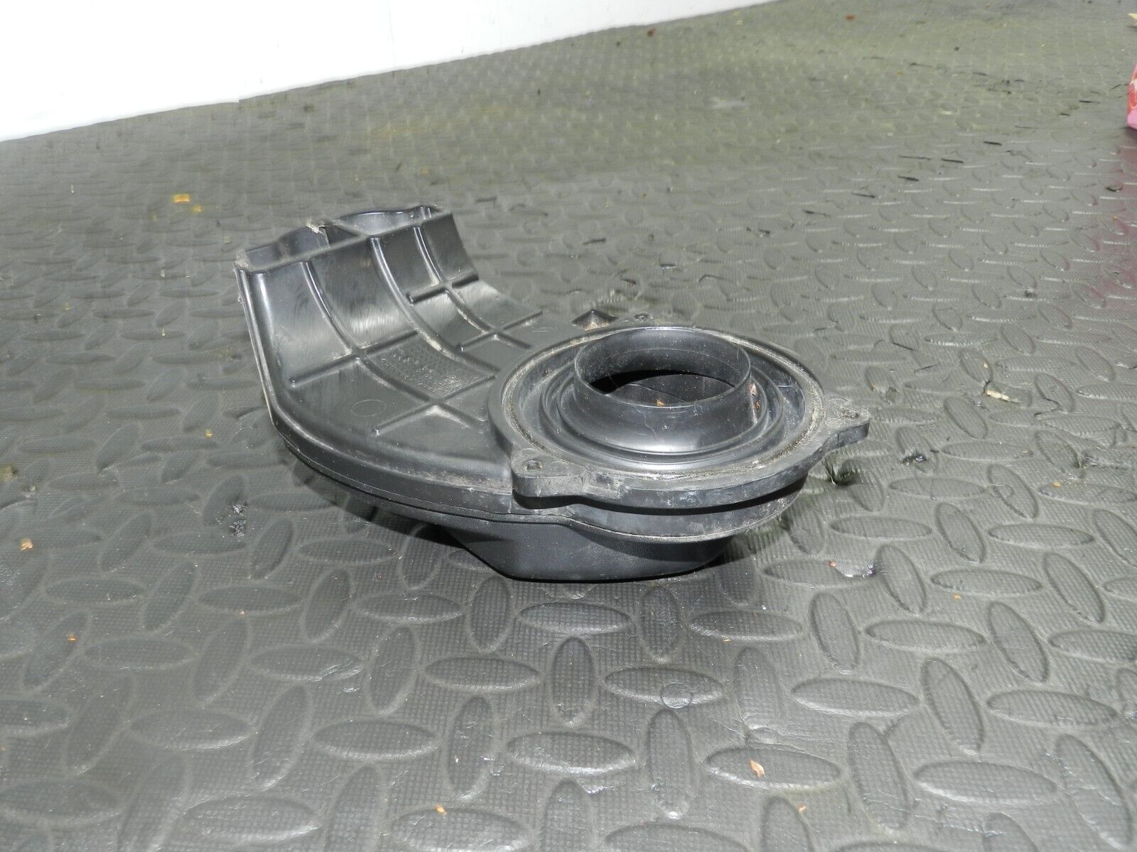 2005 HONDA HORNET CB600FS. AIR BOX FILTER DUCT COVER - Image 3