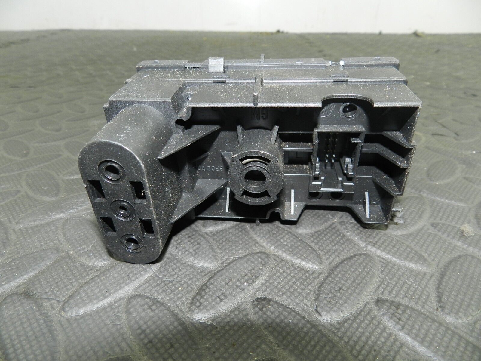 (144) 2009 VAUXHALL ASTRA H. HEAD LIGHT SWITCH - Image 2