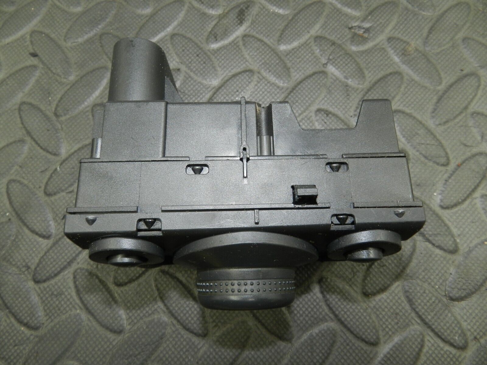 (144) 2009 VAUXHALL ASTRA H. HEAD LIGHT SWITCH - Image 3