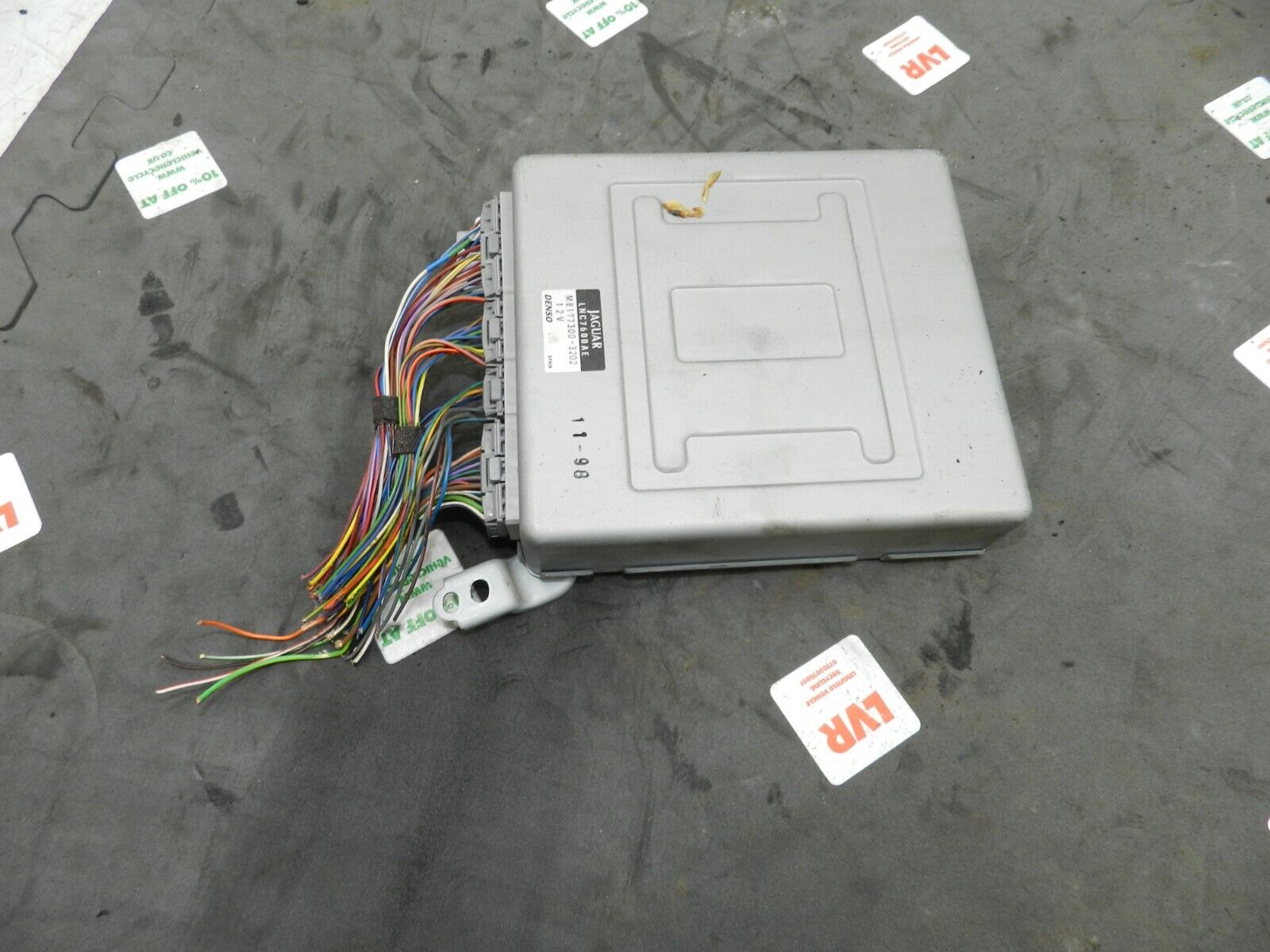 134. 1997-2002 JAGUAR XJ8. LNC7600AE CLIMATE CONTROL MODULE ECU UNIT
