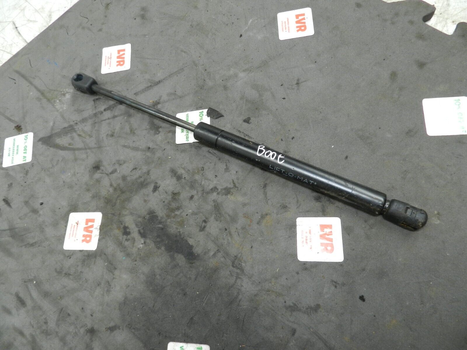 134. 1997-2002 JAGUAR XJ8. BOOT LID TAILGATE GAS STRUT