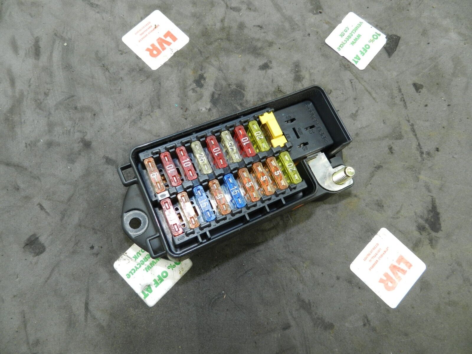 134. 1997-2002 JAGUAR XJ8. FUSE BOX BOARD