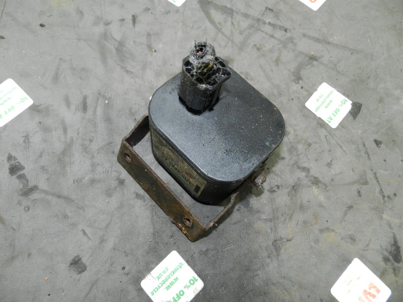 134. 1997-2002 JAGUAR XJ8. ALARM SIREN HORN