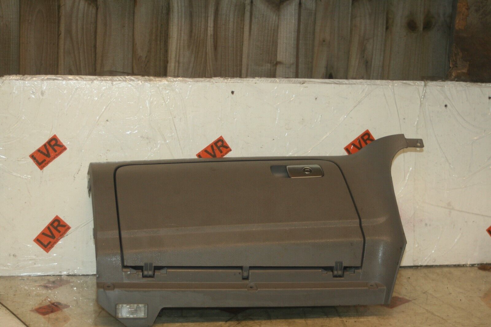 2005 VOLKSWAGEN GOLF MK5. GLOVE BOX