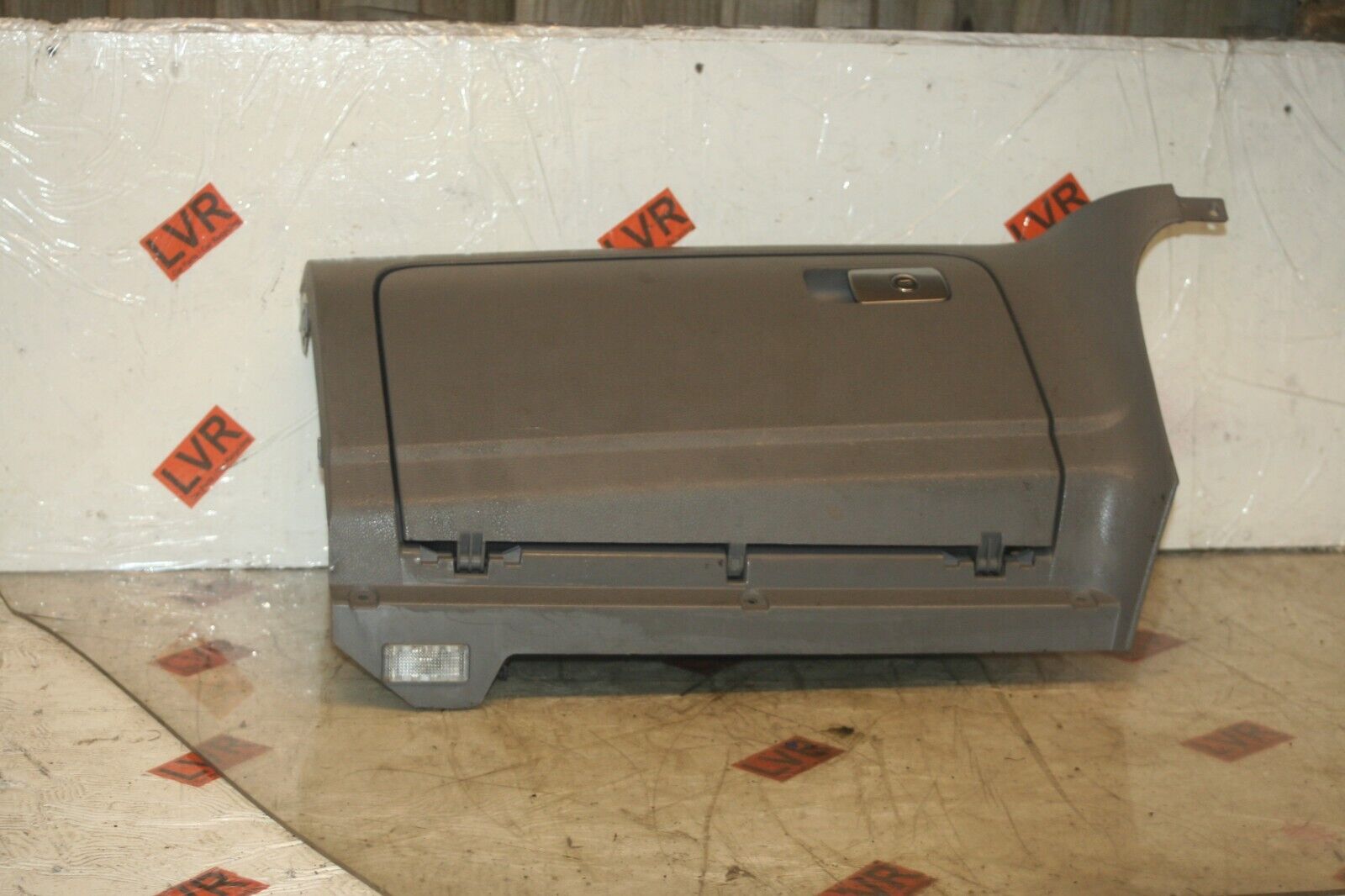 2005 VOLKSWAGEN GOLF MK5. GLOVE BOX - Image 2