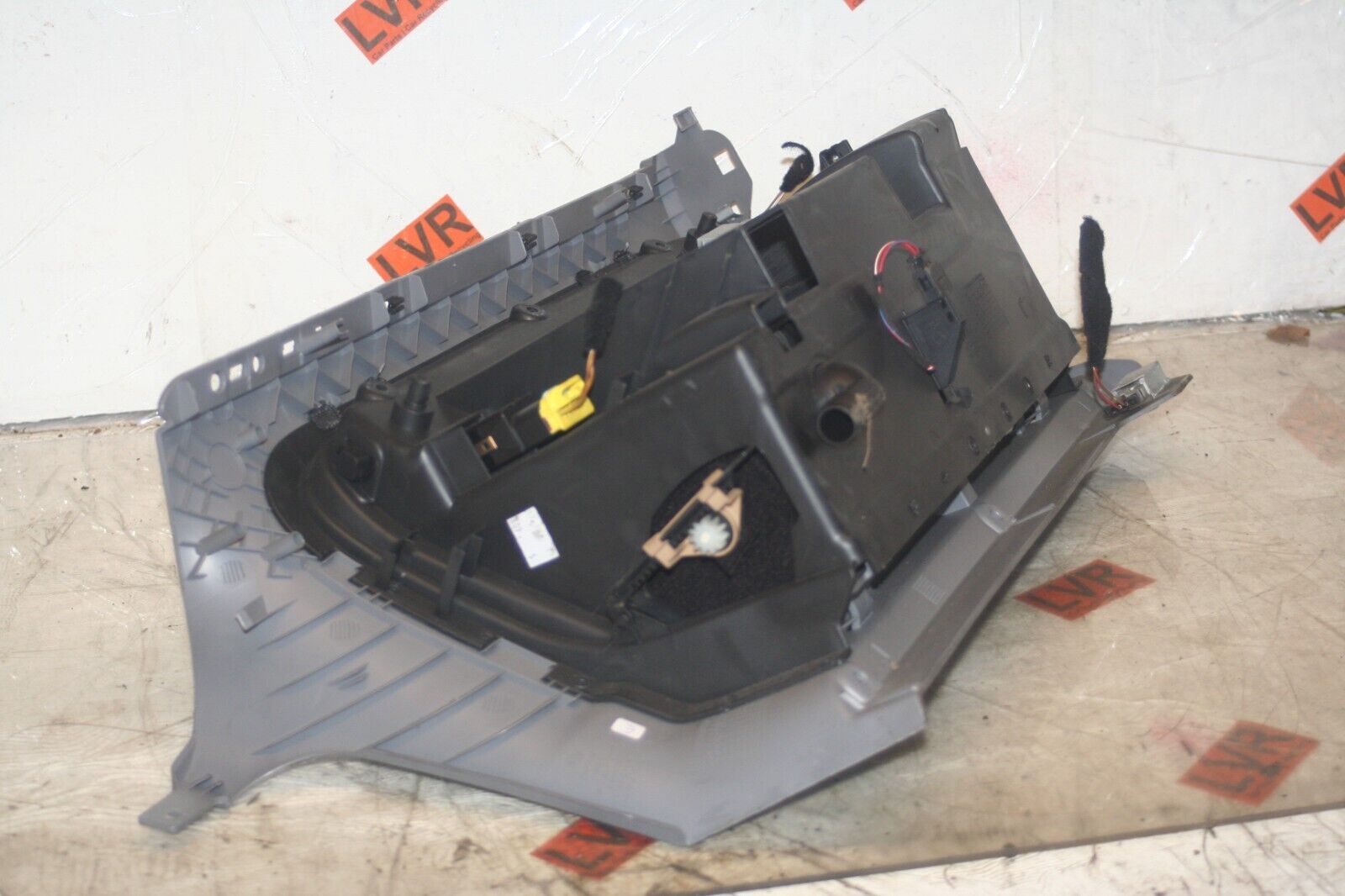 2005 VOLKSWAGEN GOLF MK5. GLOVE BOX - Image 4