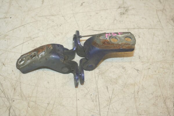(98) TOYOTA RAV 4 MK1. DRIVER SIDE FRONT DOOR HINGES - Image 3