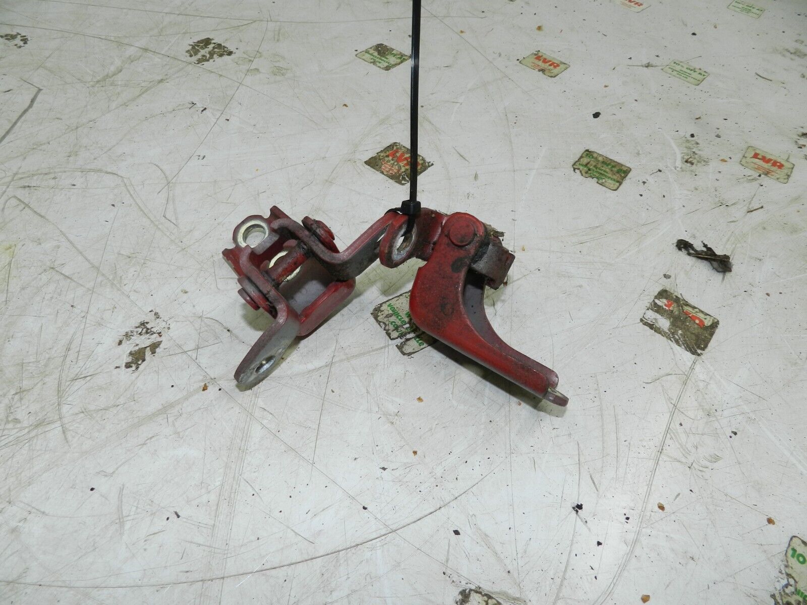 (129) 2005 HONDA JAZZ. DRIVER SIDE FRONT DOOR HINGE