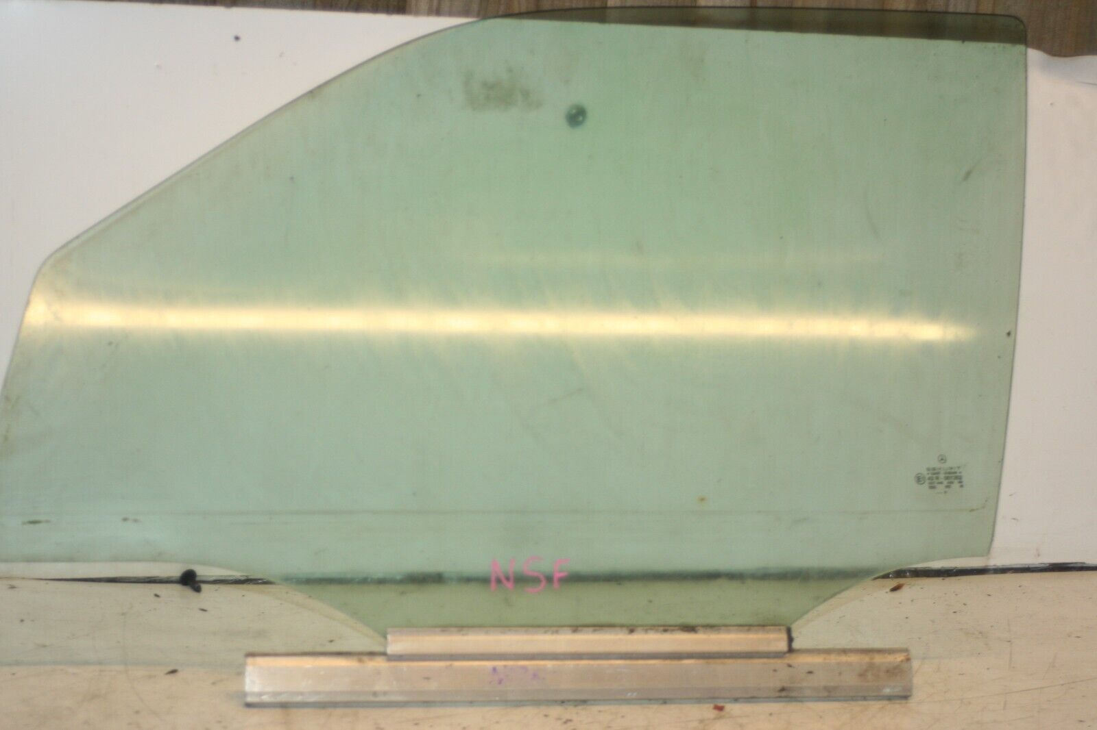2000 MERCEDES C CLASS W202. PASSENGER SIDE FRONT DOOR GLASS