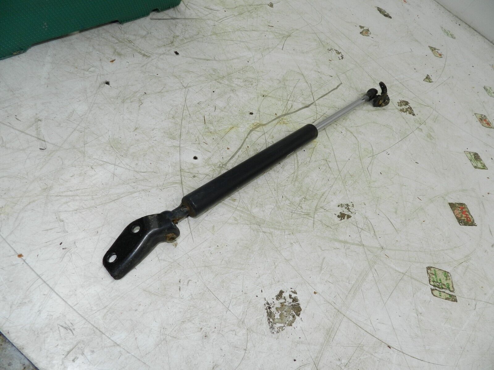 (129) 2005 HONDA JAZZ. BOOT LID TAILGATE GAS STRUT