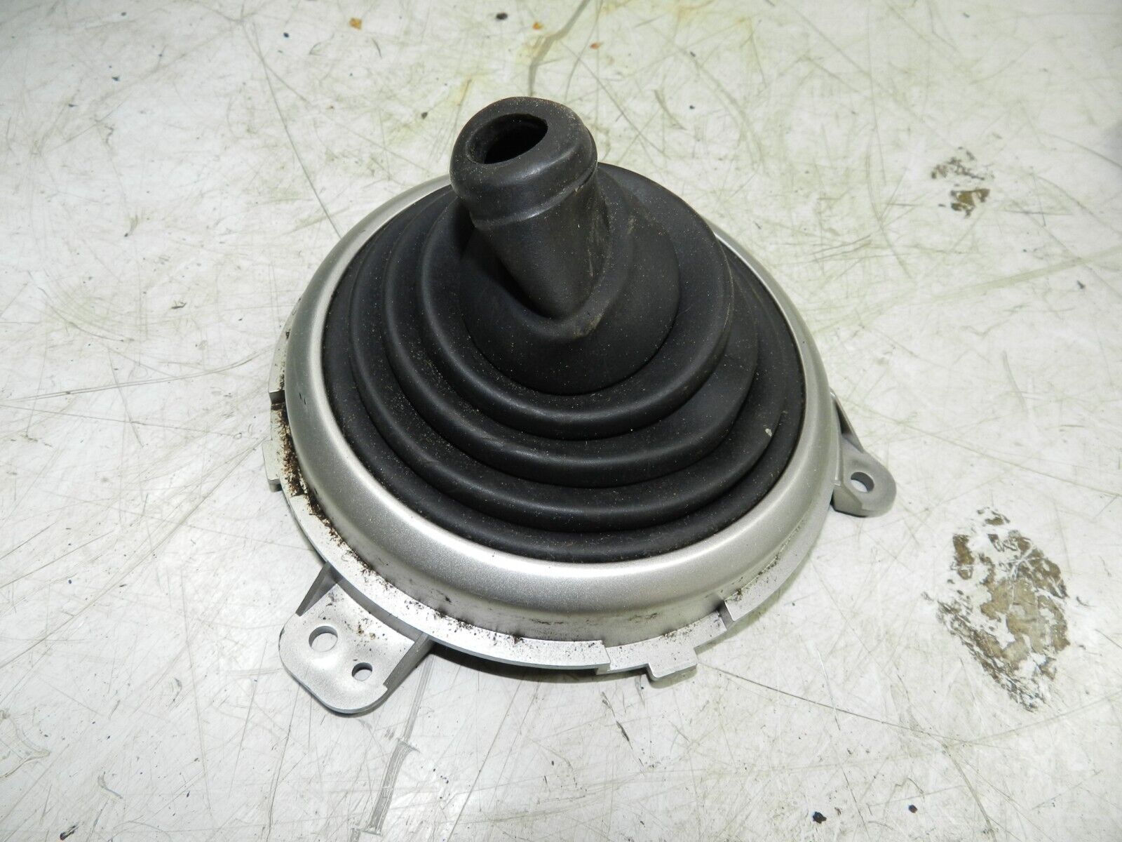 (129) 2005 HONDA JAZZ. GEAR SELECTOR SURROUND AND GATOR