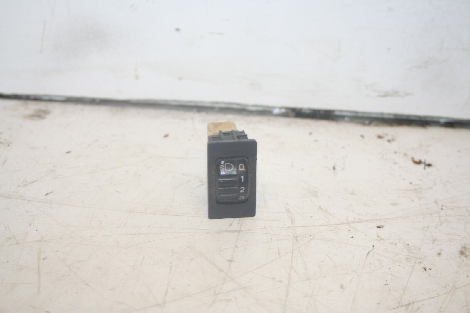 (98) TOYOTA RAV 4 MK1. HEADLIGHT ADJUSTER SWITCH