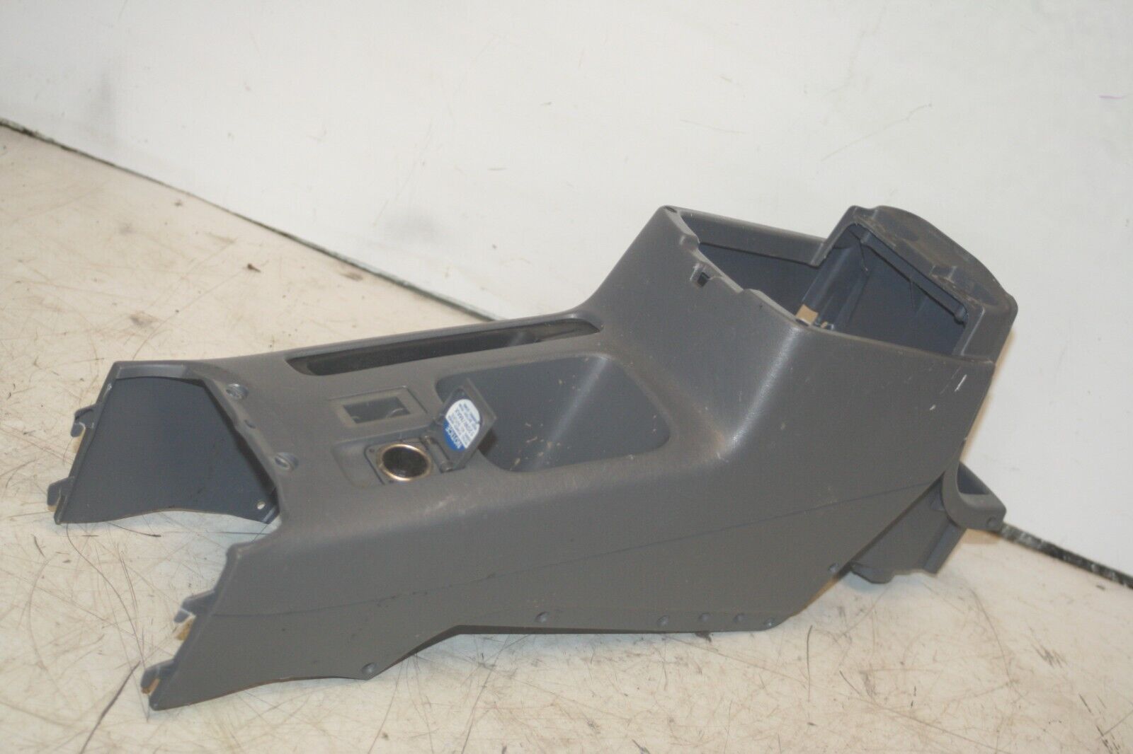 (99) TOYOTA RAV 4 3 DOOR. 58910-42010 CENTRE CONSOLE