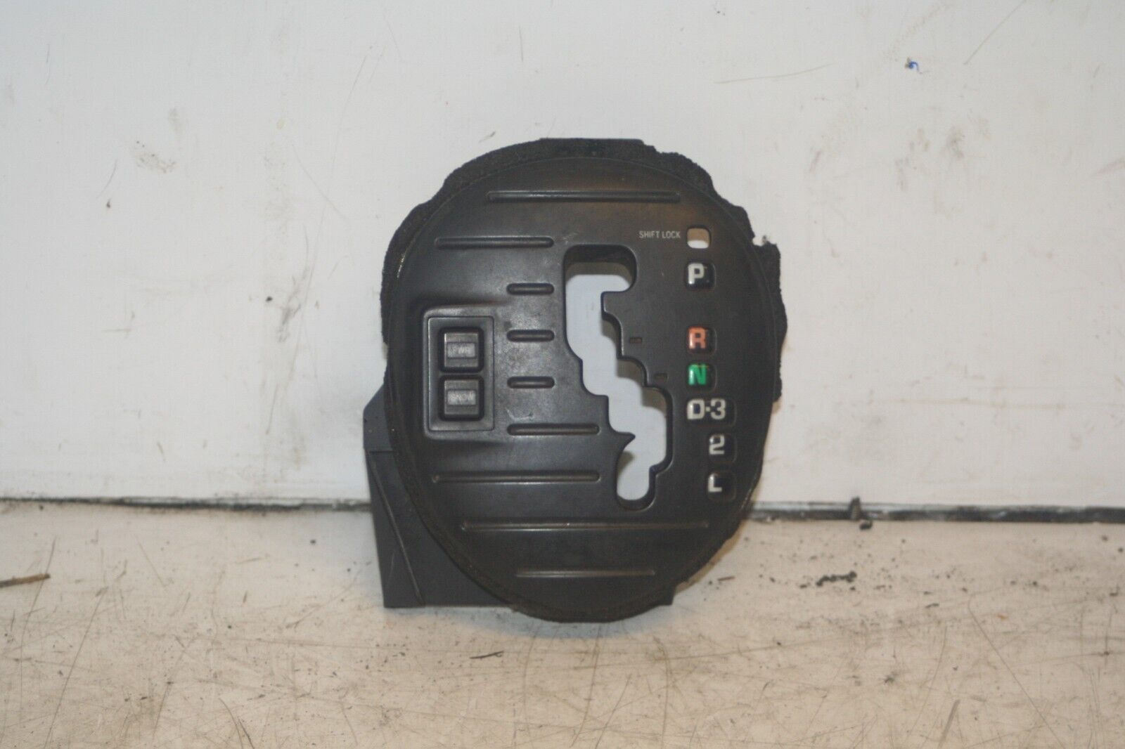 2004 LEXUS IS200. GEAR SELECTOR SURROUND