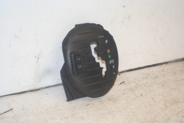 2004 LEXUS IS200. GEAR SELECTOR SURROUND - Image 2