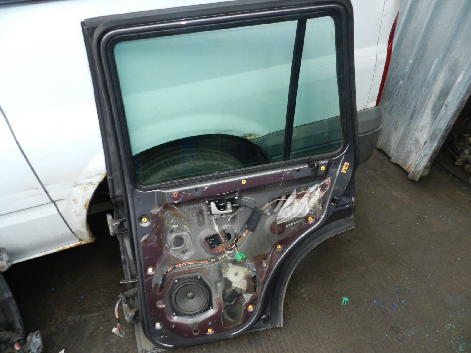 2006 LAND ROVER FREELANDER 1 FACELIFT L314. DRIVER REAR DOOR IN BONATTI GREY - Image 3