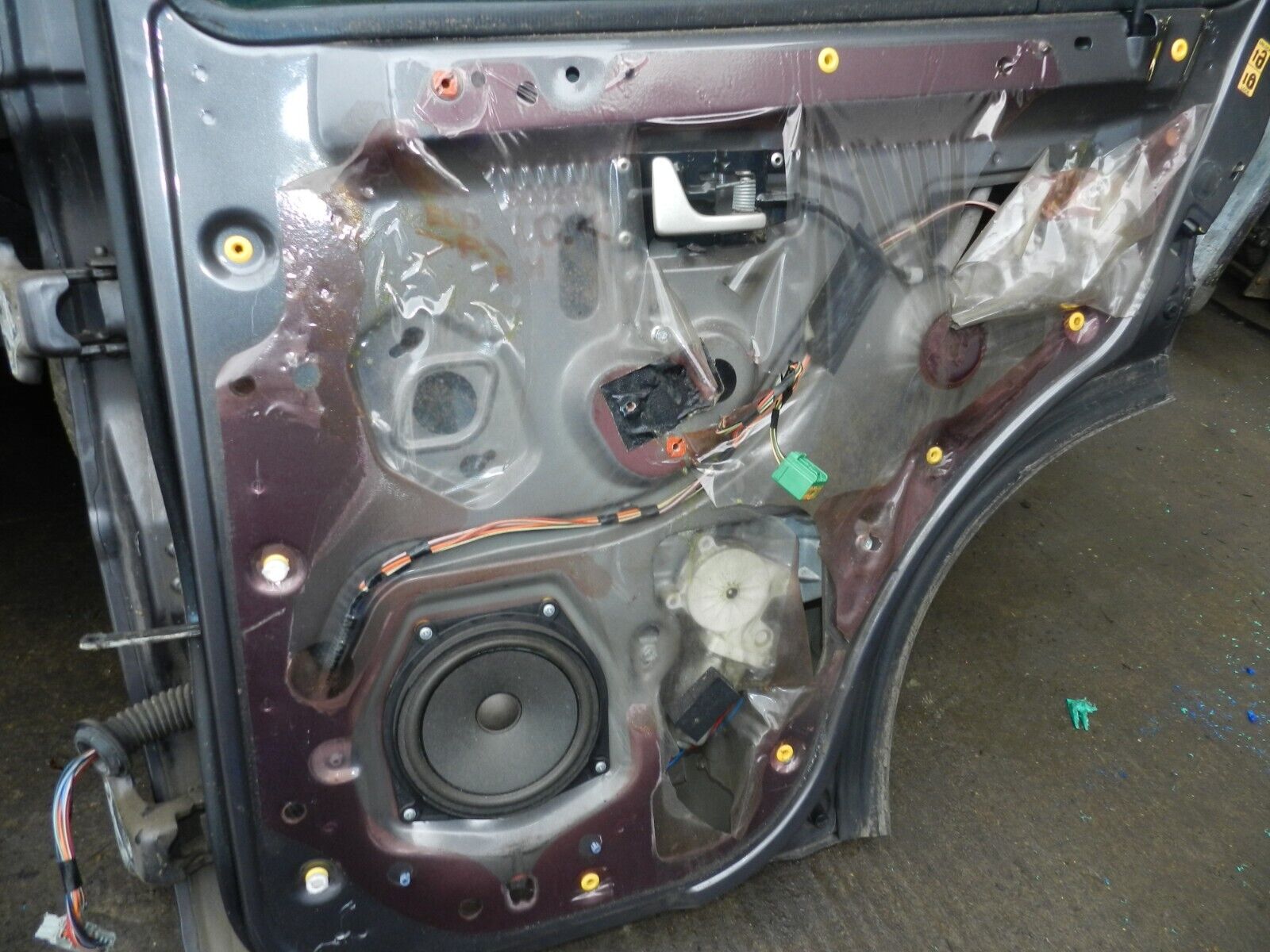 2006 LAND ROVER FREELANDER 1 FACELIFT L314. DRIVER REAR DOOR IN BONATTI GREY - Image 4